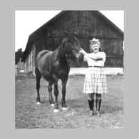 022-0486 Anneliese Heymuth mit einer Stute im Pferdegarten.jpg